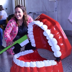 Profissional de saÃºde ensina forma correta da escovaÃ§Ã£o dos dentes