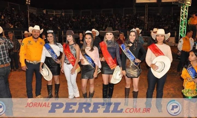 Prefeito Alex GÃ¡s com as princesas e rainha da festa pelos 18 anos de emancipaÃ§Ã£o polÃ­tica do municÃ­pio