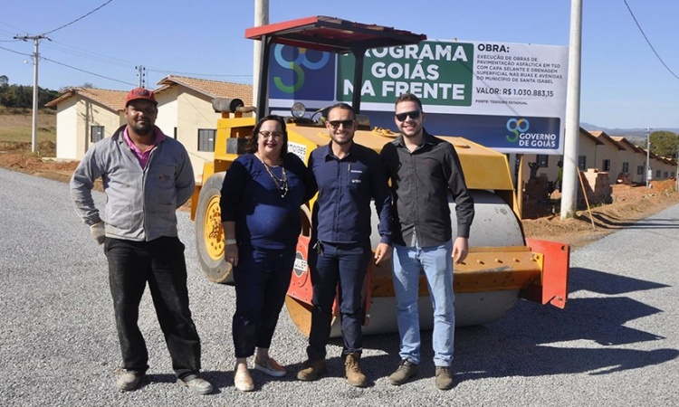 Prefeita de Santa Isabel, CÃ¡ssia Dourado, visita canteiro de obras