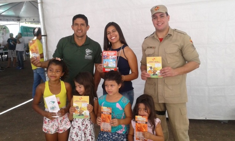 Comunidade recebe cartilhas educativas do Legado e Corpo de Bombeiros