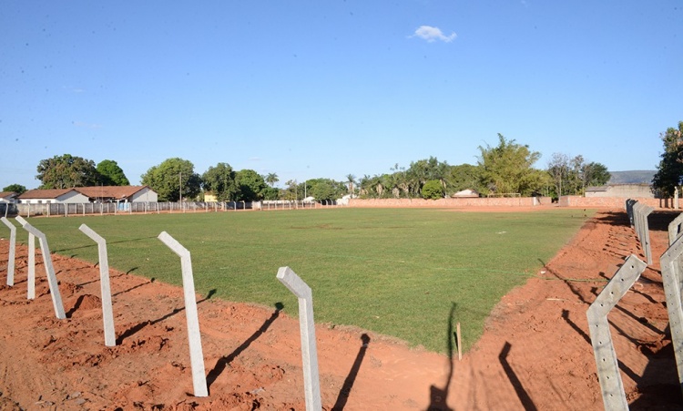 EstÃ¡dio de futebol de Serra de Campo ganha gramado e estrutura