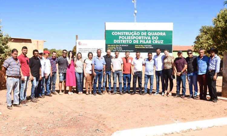 Autoridades e moradores de Pilar Cruz posam para foto em Pilar Cruz