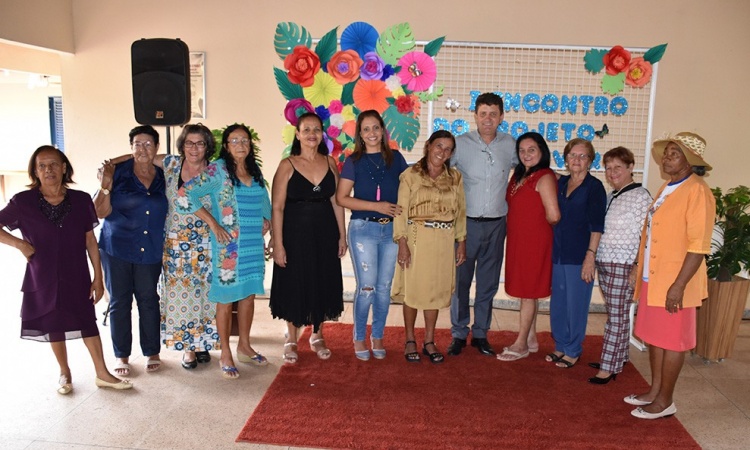Pedro Fernandes e Leila com idosos que desfilaram durante o Primeiro Encontro Regional do Bem Viver, realizado na cidade de Porangatu