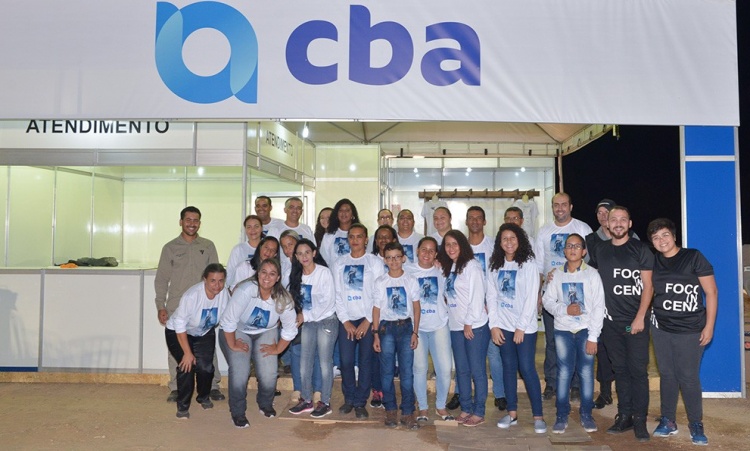 Colaboradores da CBA no estande de atendimento para os romeiros que vÃ£o em peregrinaÃ§Ã£o ao MuquÃ©m