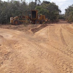MÃ¡quina em estrada vicinal no municÃ­pio de Pilar de GoiÃ¡s. Prefeitura tem cuidado especial do produtor