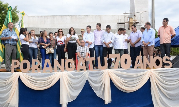 Autoridades assistem ao desfile que resgata parte da histÃ³ria dos 70 anos de emancipaÃ§Ã£o polÃ­tica e administrativa do municÃ­pio de Porangatu