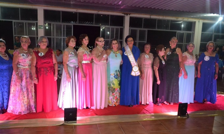 Representantes da melhor idade de Ceres perfiladas para participar do concurso de miss terceira idade