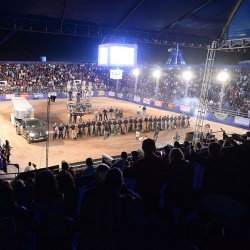 Arena lotada na abertura do Rodeio Profissional em Touros em Porangatu durante a 47Âº Exponorte: Sindicato Rural no comando da festa