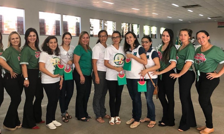 Primeira-dama Divina Arruda com equipe da saÃºde, nutricionistas e outros profissioanais em Uruana