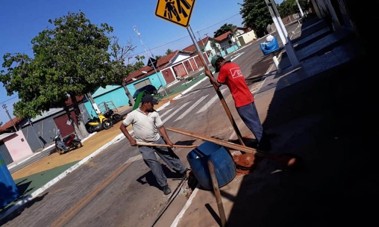 Trabalhadores fazem a substituiÃ§Ã£o de placas de trÃ¢nsito em Sta. Terezinha: mais seguranÃ§a nas ruas