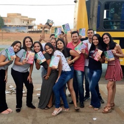 Estudantes de Direito com os livros que foram doados pela Prefeitura de CrixÃ¡s: foco e estÃ­mulo Ã  educaÃ§Ã£o