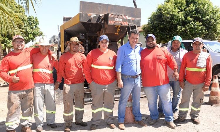 JÃºnior do Jonas com trabalhadores da empresa responsÃ¡vel pelas obras realizadas na cidade de MutunÃ³polis