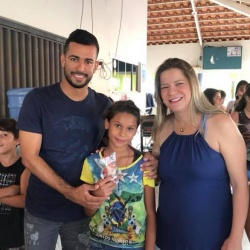Prefeito SÃ¡vio Soares e primeira-dama Flaviane realizam a entrega de brinquedos para as crinÃ§as de Pilar