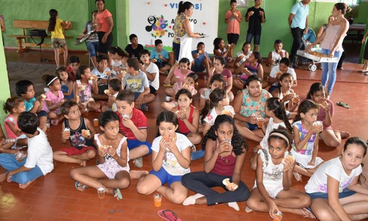 CrianÃ§as tiveram direito a brinquedos e comida para marcar o dia delas