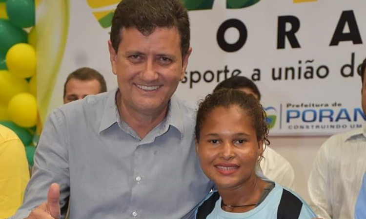 Vanessa Santos sendo recepcionada pelo prefeito Pedro Fernandes  