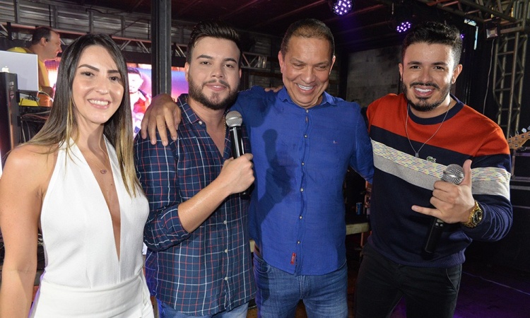 Monalisa e o ex-prefeito NenzÃ£o com a dupla Max e Luan: festa comemorado com o povo