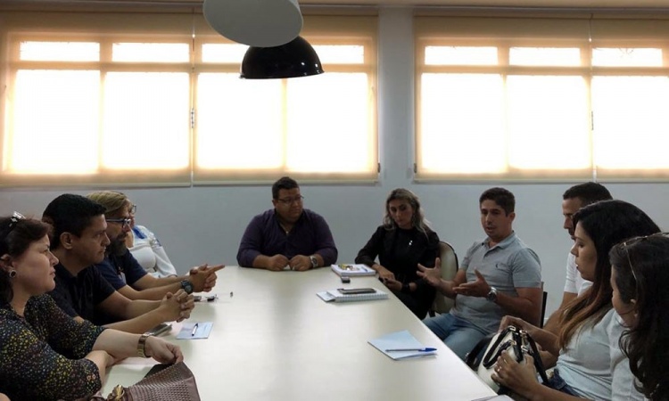 Prefeito PlÃ­nio Paiva, de CrixÃ¡s, estÃ¡ de volta ao poder na Prefeitura de CrixÃ¡s e jÃ¡ comanda uma reuniÃ£o