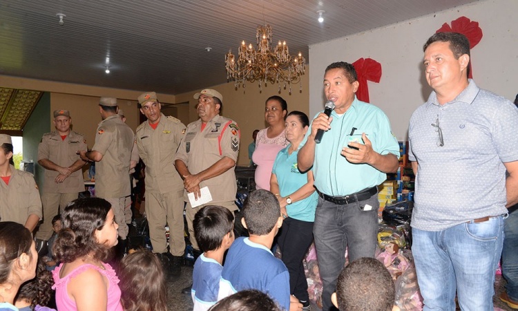 Prefeito Borges comanda entrega de brinquedos em Alto Horizonte 