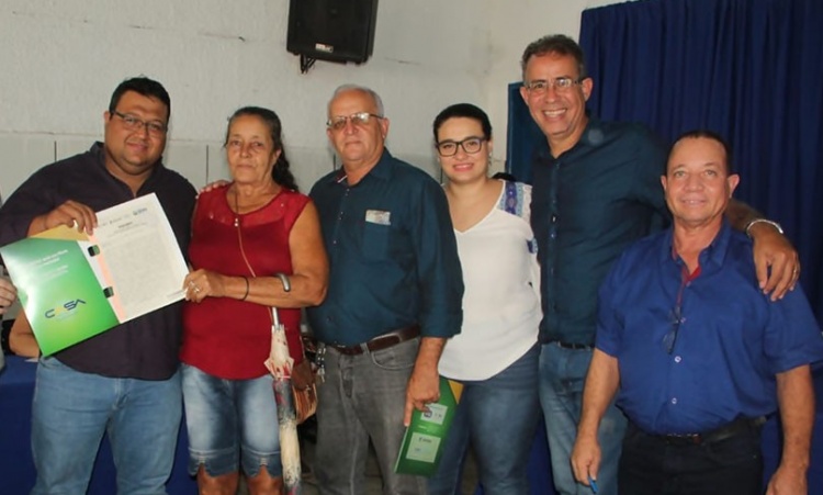 Prefeito PlÃ­nio Paiva e lideranÃ§as durante a entrega das escrituras