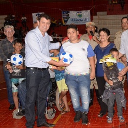 Pedro Fernandes e Leila comandam entrega de brinquedos em Porangatu