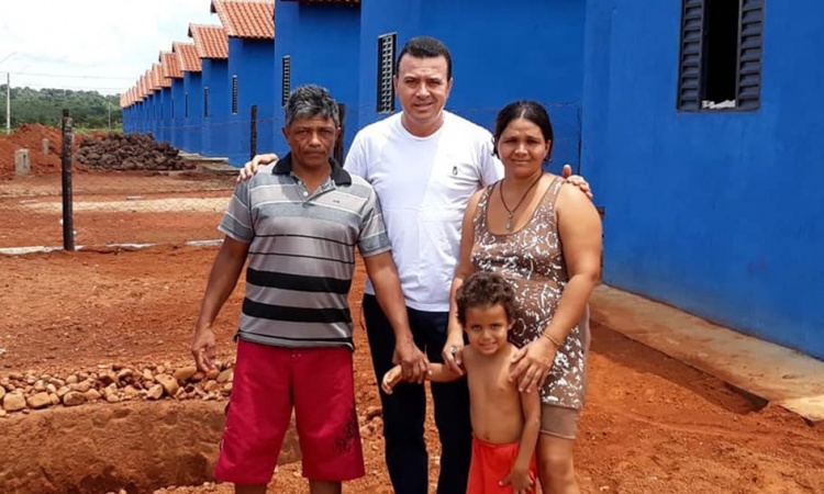 Prefeito Marcos Cabral com famÃ­lia beneficiada com moradia na cidade de Santa Terezinha de GoiÃ¡s
