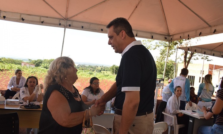 Prefeito Rafaell cumprimenta moradora que foi atendida durante Prefeitura Perto de VocÃª