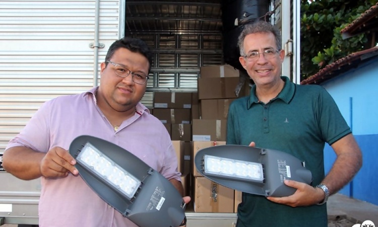 Prefeito PlÃ­nio Paiva e o vice Dr. JÃºnior mostram os novos modelos de lÃ¢mpadas para atender CrixÃ¡s