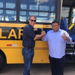 Dr. JÃºnior e o prefeito PlÃ­nio ao lado do novo Ã´nibus escolar de CrixÃ¡s