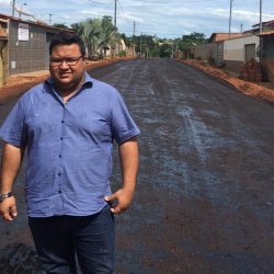 PlÃ­nio na Ãºltima rua do Portal dos Sonhos a receber a pavimentaÃ§Ã£o