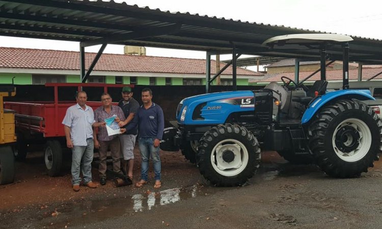 Prefeito Ziquinho com servidores da prefeitura: mÃ¡quina vai ajudar os pequenos produtores rurais 