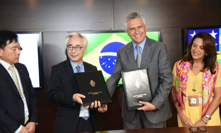Caiado com a primeira-dama Gracinha e empresÃ¡rios sul-coreanos: maior usina fotovoltaica do mundo