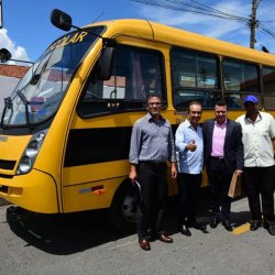 Prefeito Tonim, de Santa Terezinha, com o secretÃ¡rio Marcos Cabral e servidores da prefeitura: novo Ã´nibus
