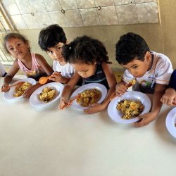CrianÃ§as em escola de CrixÃ¡s recebem alimentaÃ§Ã£o em escola