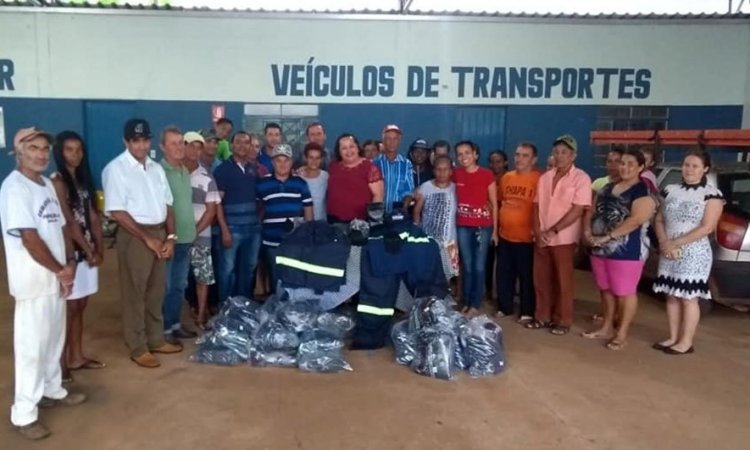 Prefeita CÃ¡ssia Dourado e equipe de servidores durante entrega de material para servidores da prefeitura