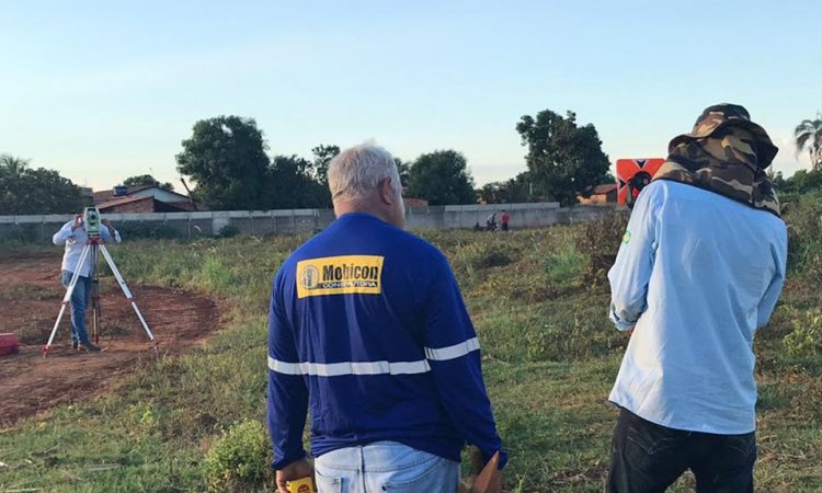 Profissionais fazem mediÃ§Ãµes no local onde serÃ¡ construÃ­da creche