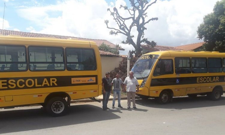 Prefeito MÃ¡rio Macaco com servidores ao lado dos dois novos Ã´nibus que vÃ£o atender Ã¡rea da educaÃ§Ã£o
