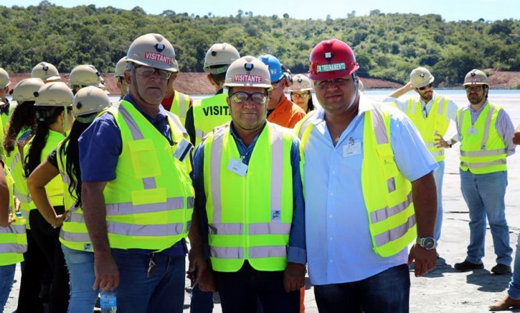 Prefeito PlÃ­nio Paiva com tÃ©cnicos e autoridades durante visita Ã  barragem de rejeitos na cidade de CrixÃ¡s