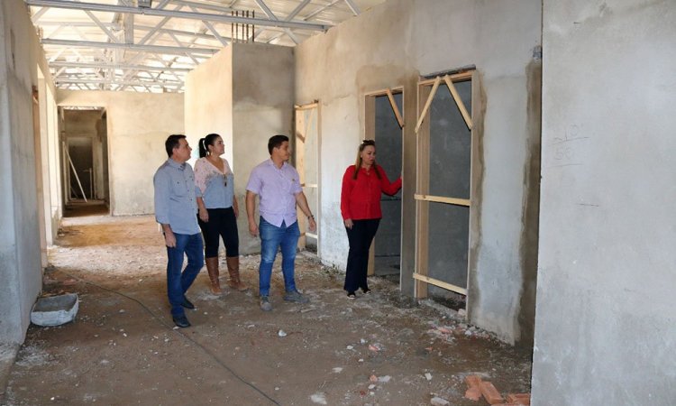 Prefeito CÃ¡ssio GusmÃ£o e a primeira-dama Divina com equipe de engenheiros vistoriam as obras do CMEI