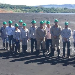 Autoridades com colaboradores da CBA durante visita a barragem de rejeitos localizada em NiquelÃ¢ndia
