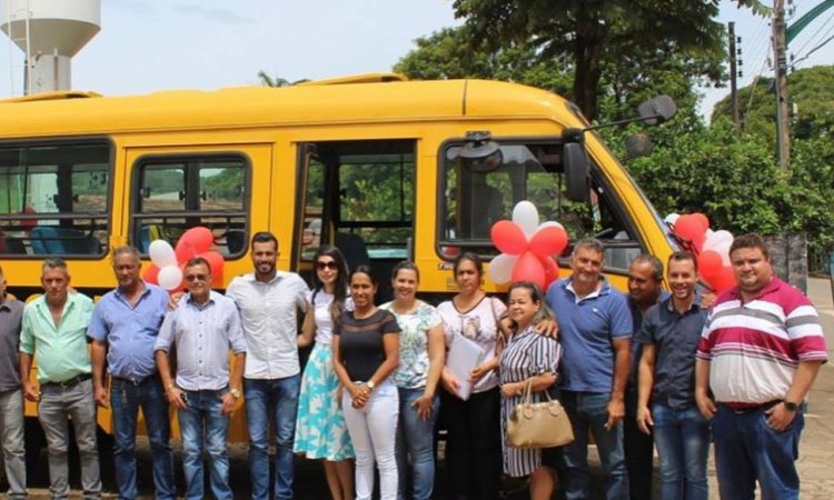 SÃ¡vio Soares, prefeito de Pilar de GoiÃ¡s, com autoridades e moradores na entrega de mais um Ã´nibus escolar