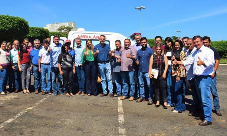 Prefeito de Ceres, Rafaell Melo, com autoridades na entrega de mais uma ambulÃ¢ncia para saÃºde municipal