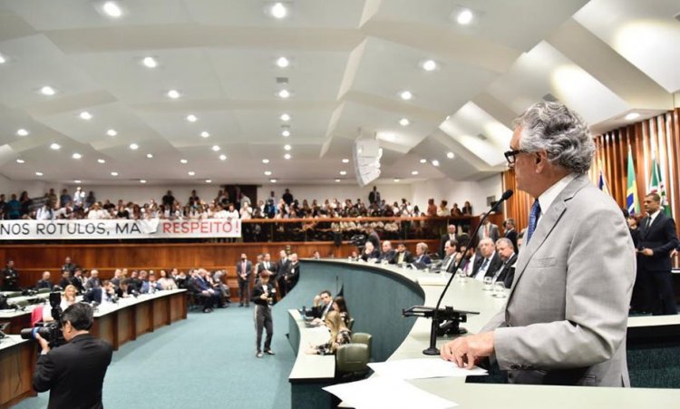Governador Ronaldo Caiado durante visita Ã  Assembleia Legislativa: defesa de parceria e sintonia entre poderes