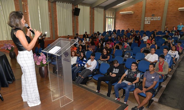 Professora de Ballet NathÃ¡lia Espindola durante palestra na UEG de Porangatu: relato e exemplo de vida