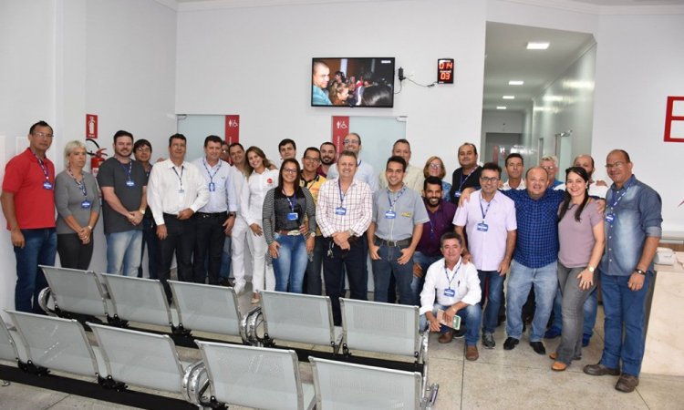 Diretores da empresa com autoridades de Porangatu e associados da Aciap na inauguraÃ§Ã£o do LaboratÃ³rio Exame: serviÃ§o inovador e moderno