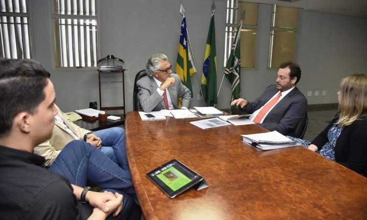 Governador Ronaldo Caiado com executivos da Bayer: reclamaÃ§Ã£o da prestaÃ§Ã£o de serviÃ§os da Enel