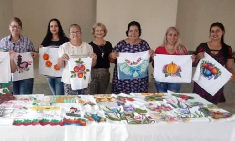 Dona Divina com participantes da oficina de bordados e pinturas em tecidos na cidade de SÃ£o PatrÃ­cio