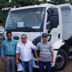 Ziquinho com representantes do municÃ­pio e caminhÃ£o