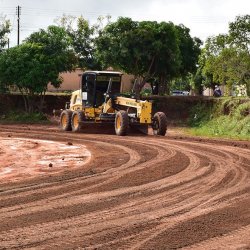 MÃ¡quina da prefeitura trabalha no local onde terÃ¡ a nova pista