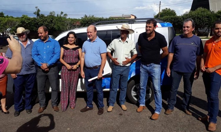 Prefeito Alex GÃ¡s com a primeira-dama Estela, deputado federal CÃ©lio Silveira e comunidade na chegada de mais um veÃ­culo para a prefeitura