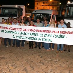Moradores de Uruana com o prefeito CÃ¡ssio GusmÃ£o ao lado dos novos veÃ­culos entregues Ã  prefeitura